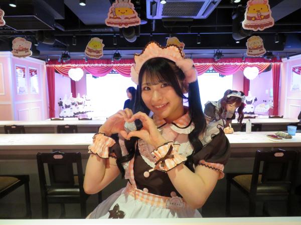 1人でいると、担当と違うメイドさんが、「すみっコぐらし」の推しの話をしに来てくれました。「このカフェは、幅広い層のお嬢様の来店が多いんです。1人の来店もお友達との来店もＯＫ！お帰りをお待ちしております！」