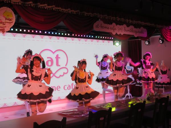 ステージでは、不定期にライブを開催！観れたらラッキー♪