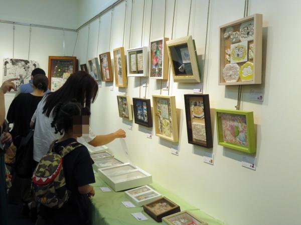 消しゴムはんこ作家さんの作品展示　作品を正面からだけでなく、横からも是非、ご鑑賞してみて下さい。作家さんの技法の進化を楽しめます♪
