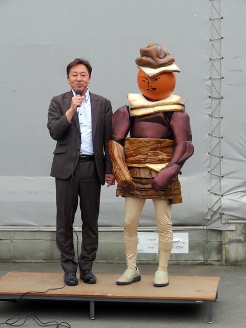美唄市 土屋貴久副市長＆ご当地キャラクターのヤキトリ男「美唄のお米、ジンギスカンなど北海道の美味し物を食べて楽しんでください」