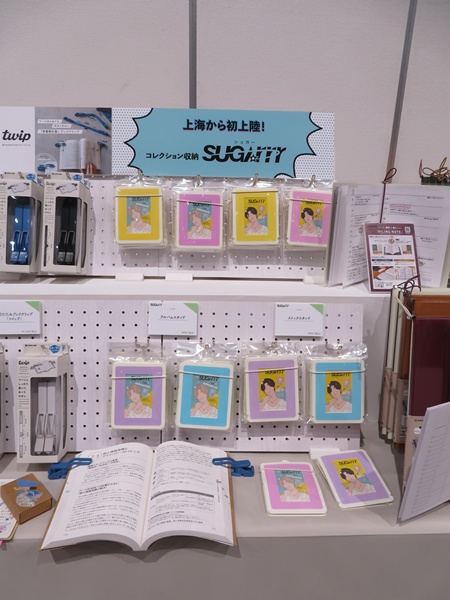 中国限定ステーショナリー「SUGArrr（シュガー）」を逆輸入！推し活を楽しくサポートする、見せるコレクション収納「SUGArrr（シュガー）」は、トレーディングカードや写真をコンパクトに収納しながら、外出先ではフォトフレームのように飾ることができます。現在中国限定で販売しているアイテムを今回、特別販売　キングジム