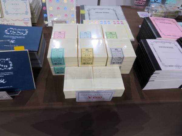「ツバメブロックメモ 」85Ｘ85㎜のコンパクトなサイズ感のブロックメモです。本文枚数は400枚あり、200枚ごとに厚紙が入っているため半分に切り分けて使用することもできます。横罫・5㎜方眼・無地・ドット方眼5㎜・原稿罫・ToDoリスト　　ツバメノート