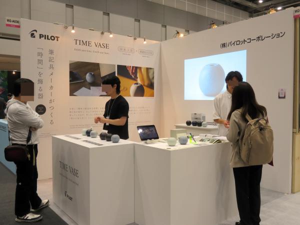 未来創造実験室「PILABOT」が手掛ける新プロダクト  時間を飾る器『TIME VASE（タイムベース）』。温度変化で色が変わるインキと有田焼の融合から誕生した贅沢な余白時間を愉しむ新感覚インテリア。パイロットコーポレーション