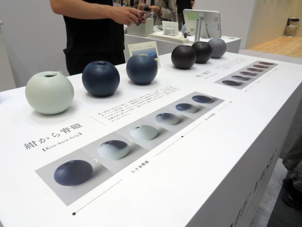 新プロダクト時間を飾る器『TIME VASE（タイムベース）』は、独自の温度で色が変わるインキ技術と、伝統工芸・有田焼の融合により生まれた新しいインテリア。お湯を注いだ瞬間から色が変わり、時間とともにゆっくりと元に戻る仕掛けで、時の移ろうさまを視覚的に堪能できる。パイロットコーポレーション