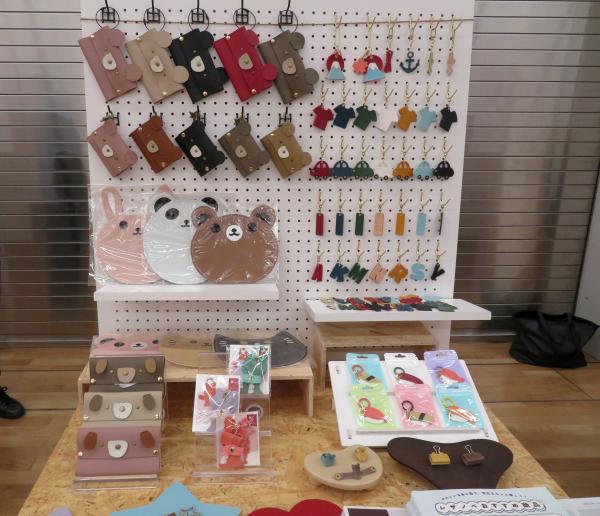 かわいい本革小物のノベルティ　革ノベルティ レザノベ