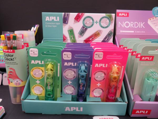 イワコーグローバルが日本総代理を務める APLI ポップカラーの「2 in 1 修正テープ＋テープのり」　