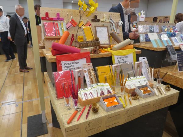提案コーナー「秋いろみつけた」　機能性や実用性でなく、洋服をコーディネートするように文房具を好きな色の組合せで選び、楽しんで購入してもらう提案型企画。色の選定は紅葉を連想