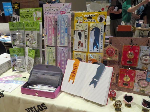 ベロスの「ぶらさがり にゃんこ しおり定規」しっぽで引っ掛け 飛び出したおしりがインデックスに