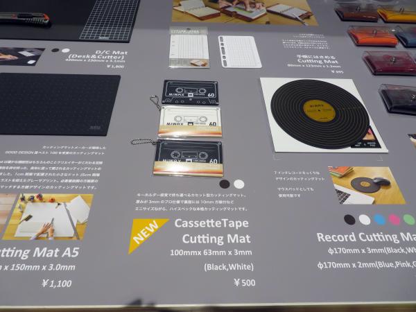 キーホルダー感覚で持ち運べるカセット型カッティングマット。厚みが3mmのプロ仕様で裏面には10mm方眼付など。ミニサイズながら、ハイスペックな本格カッティングマット「カセットテープ カッティングマット」。7インチレコードそっくりなデザインのカッティングマットで、マウスパッドとしても使用可能「レコードカティングマット」　ミワックス