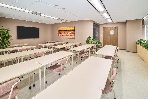 2階　社員のランチなど（午前11時～午後2時）それ以外の時間帯は、フリーワークやセミナー、グループワーク、イベントなど「食堂」の有効活用
