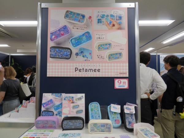 シールデコペンケース「ペタミー」は、お気に入りのシールを貼って自分だけのデコレーションが楽しめるペンケース。ギンガムチェックと無地の2種類のデコレーションシート付きで気分に合わせてアレンジできる  9月発売