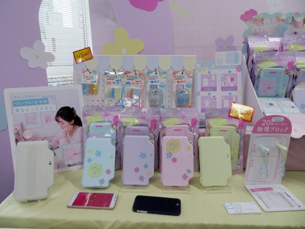 「ブロックケース　ソルレ　デジトックス　スマホ用　チャーム＆シール付」は、『ついついスマホ』の誘惑をブロックするカギ付ロックケース。アクリルチャームとデコシール付で自分好みにカスタマイズできる