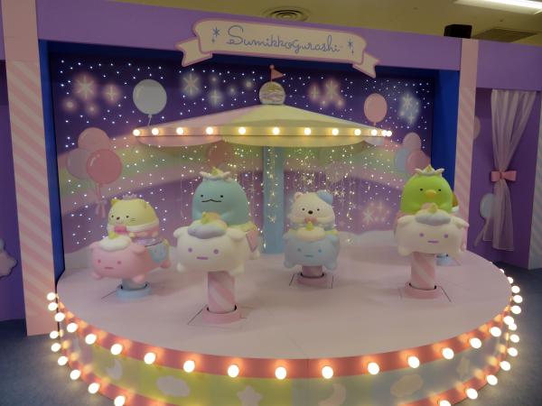 きらきら光る星空の下に、おおきなメリーゴーランドを見つけたすみっコたち✨ みんなでロマンチックな時間を満喫しよう♪