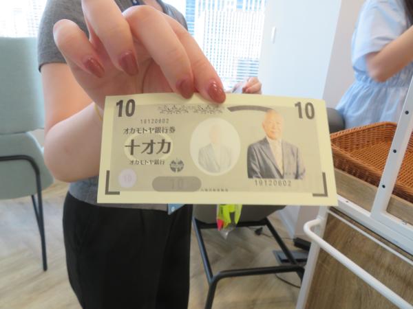 子ども達がお給料として貰ったオカモトヤでしか使えない通貨。何だか見覚えのあるお顔...