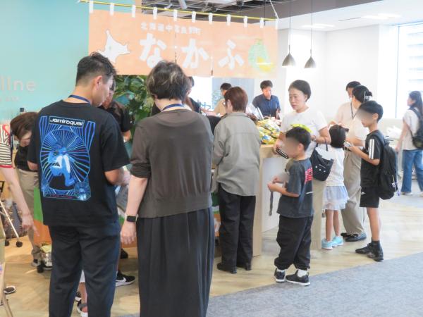 北海道中富良野・富良野の美味しい名産品を集めたマルシェで、貰ったお給料で買い物を楽しむ子どもたち