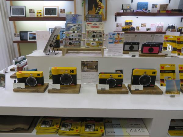 Kodak インタントカメラ「Mini Shot ERA ＆ RETRO」は、撮ったその場でプリントができ、スマートフォンで撮影した写真も、専用アプリを使用すれば簡単にプリントできる2-in-1モデル　SAEDA