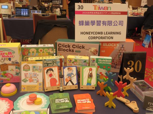 幅広い年齢層向けの知育玩具やゲーム （楽しみながら子どもの自主的な学習 と発達を促すことを理念としています。 OEM ／ ODM 、クリエイティブデザイン、 販売代理など、お客様のニーズに応じた 積極的かつ専門的なワンストップサービ スを提供します）蜂巢學習有限公司