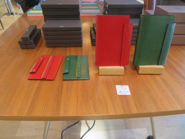 【伊東屋限定】伊東屋　 「オーガナイザー」（ トマト、バジル） 上質な革を使用した、シンプルで飽きのこないデザインのシステム手帳です。 開閉部はマグネット仕様で、ワンタッチでストレスなく閉じられ、持ち運びもスムーズ。余分なポケットを省き段差を減らすことで、すっきりとした構造と書き込みやすさにもこだわりました
