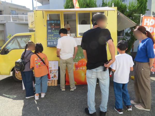 工場敷地内や川崎市内で運営するキッチンカー【kitdog】の大好評オリジナルホットドッグ「キットドッグ」やハスカップドリンクなどを販売