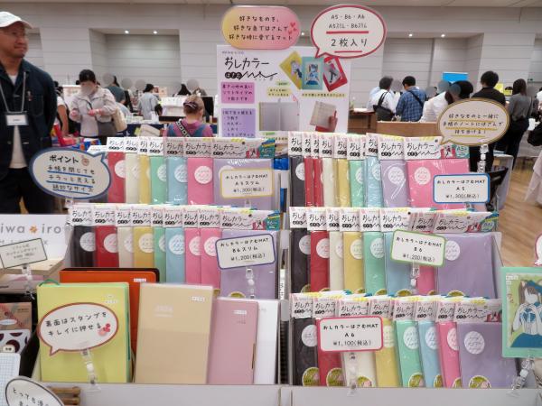 ㈱ミワックスの「おしカラーはさむＭＡＴ」は、好きなものと一緒に手帳やノートにはさんだまま持ち運ぶことができる下敷きマット。下敷き、ホルダー、スタンプマット、しおりの「1枚4役」。2枚入りで用途によって使い分けができる。１枚は下敷きとして、もう1枚はお気に入りの写真や作品等を はさむなどして「推しの観賞用」として使い分けることができます
