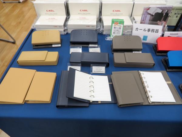 韓国プレミアム文具ブランド「OROM」と共同開発したプレミアムレザーブランドです。OROMが培ってきたレザークラフト技術と、カール事務器のアイデアを融合し、機能性だけでなく、所有する喜びや使い心地にもこだわった商品を展開