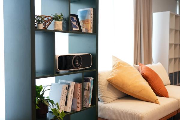 3,600lmの高輝度と2軸シフトテクノロジーによる4K映像表示に対応し、明るいリビングでも高画質な大画面映像を楽しめるレーザー光源採用の家庭用プロジェクター『EH-LS7000』