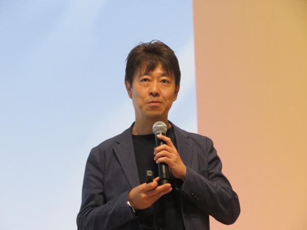 豊田誠氏は、「本日、紹介する全ての取り組みは、学び、働き、暮らしの中で、新たな価値を生み出す提案です。10月1日、エプソン販売は、エプソンジャパンへ生まれ変わります。商品を届ける会社から、価値の実現を支える会社になります。今回の取り組みは、この変化を象徴するものです」と説明