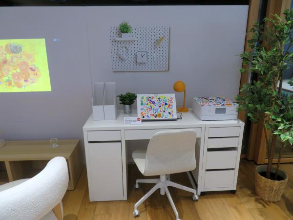 ヘラルボニーとの共創モデル。4名の作家のアートをプリンターとPC　使用イメージ