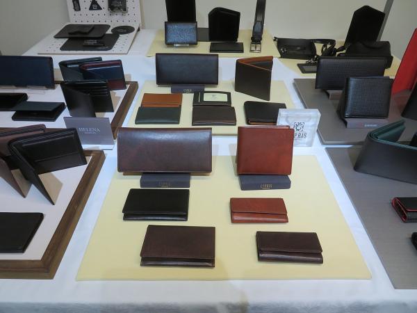 一級職人が手掛けた日本製、高品位な鞣し技術によるシルクのような手触りの革財布「シルキーキップ長財布」モルフォ